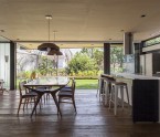 Casa com estrutura metálica e decoração moderna